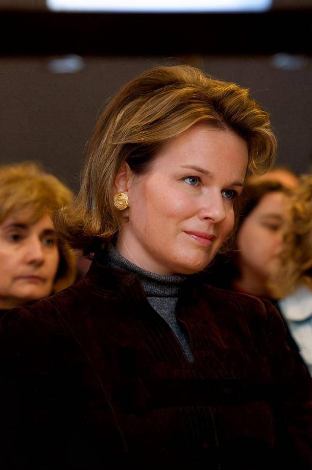 47岁比利时王后显老,穿衣却有王室风范,口罩和衣服同色好心机