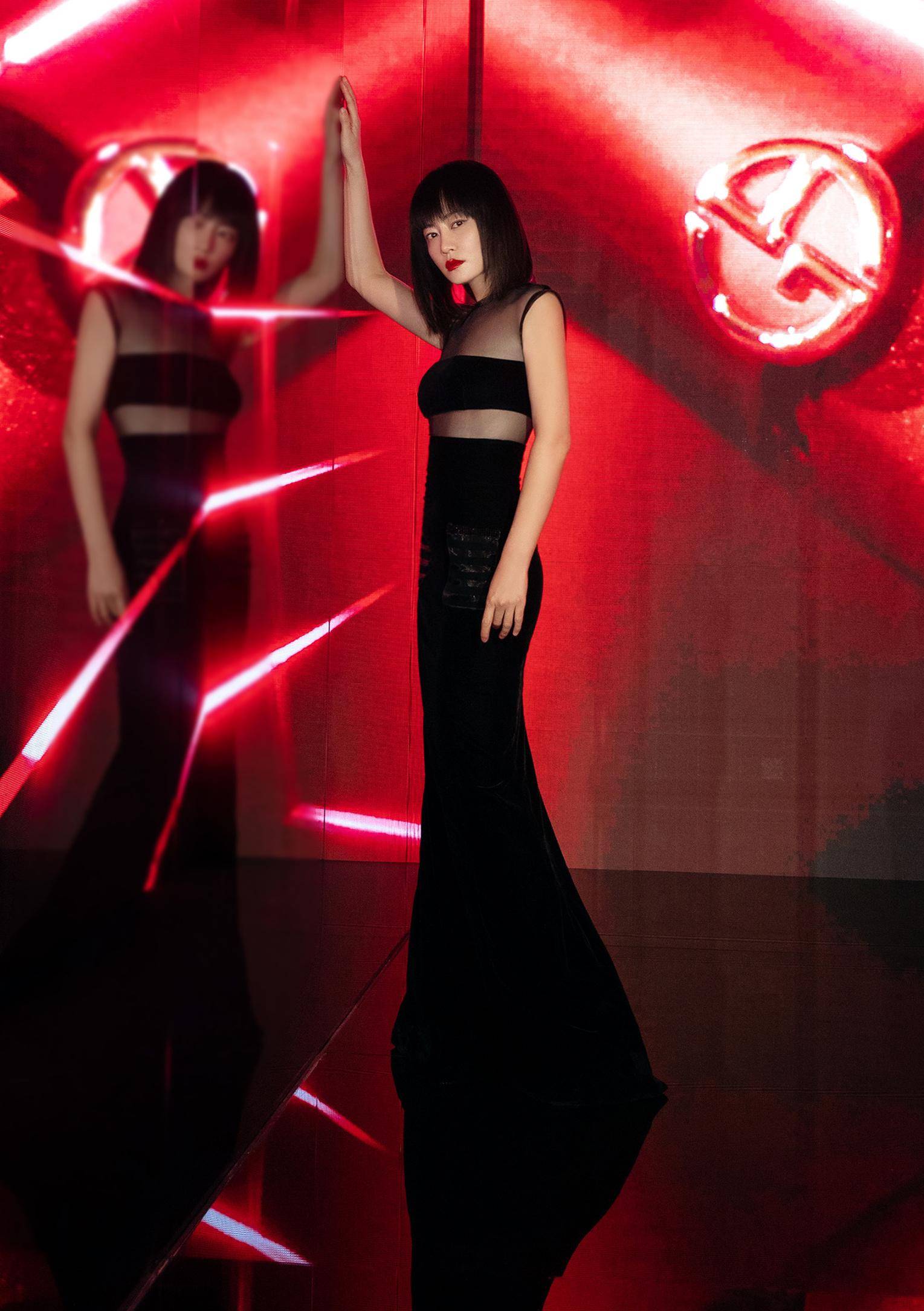 向全世界安利谭卓37岁穿酒红色旗袍身形苗条充满女人味