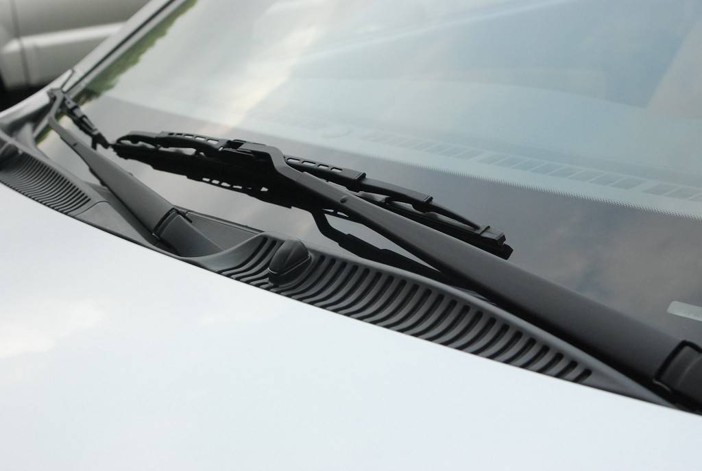 不少车主朋友反映过说自己车刚启动的时候雨刷器会动一下,以为是雨刷