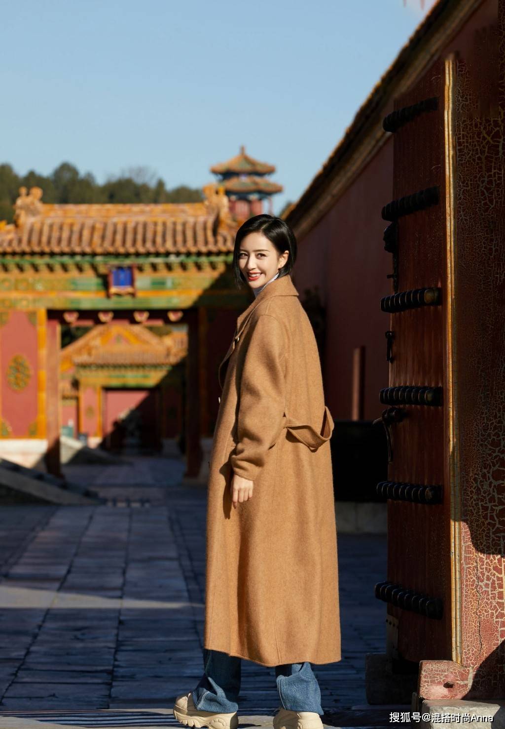 佟丽娅晒故宫游客照,穿大衣显高级,穿羽绒服显气质,好美的丫丫_手机