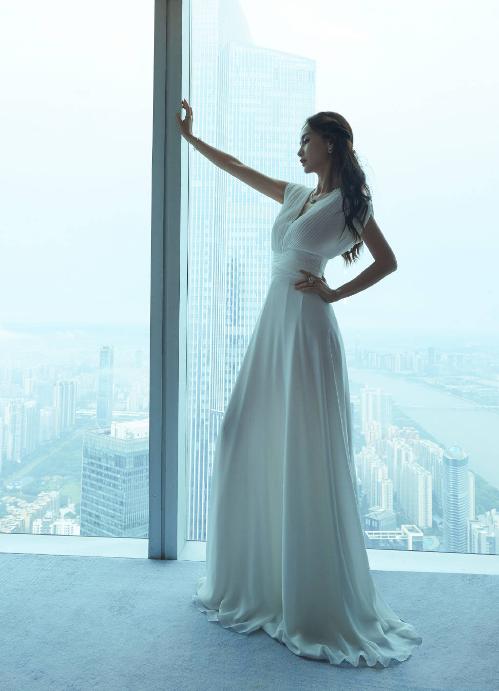 看了杨颖才知道啥叫"胸以下全是腿",侧身更被赞:比例太完美