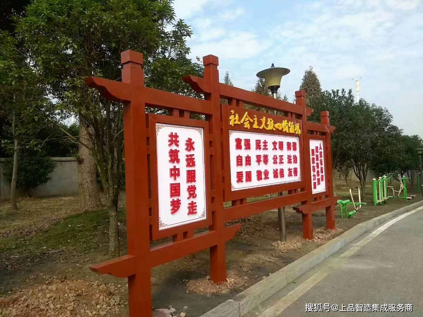 仿古式宣传栏制作防腐木宣传栏定制设计关键点