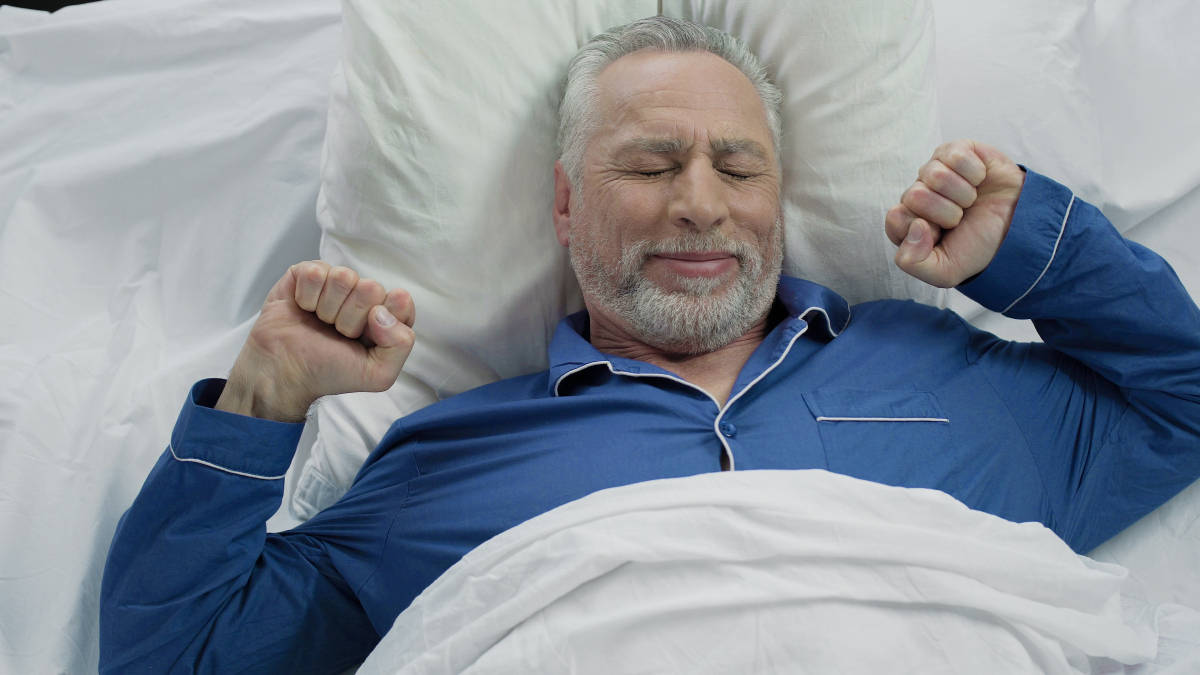 所以老人起床先不要急于坐起,不妨赖床几分钟,让身体从睡梦到苏醒有个