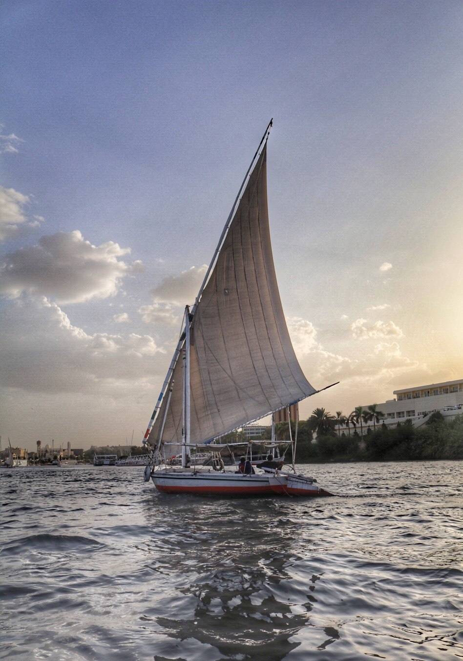 落日余晖下,乘坐帆船飘荡在河面,感受着尼罗河最美丽的一段风景