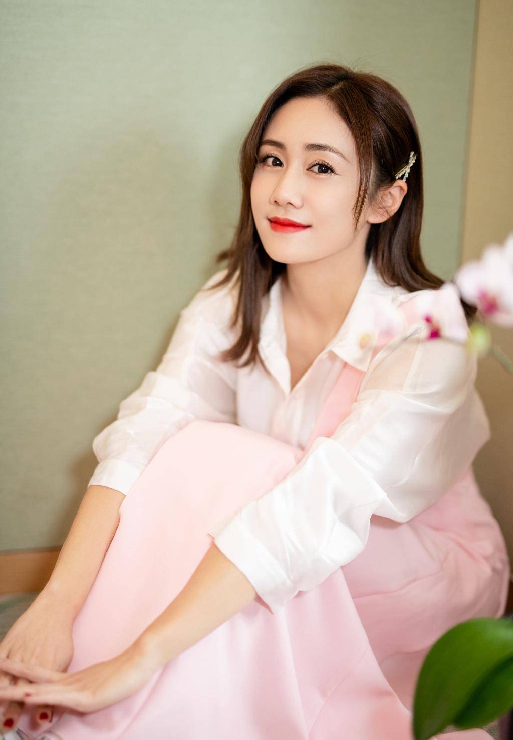 刘芸这一身太给力了,粉色t恤 热裤,38岁照样高调秀美腿