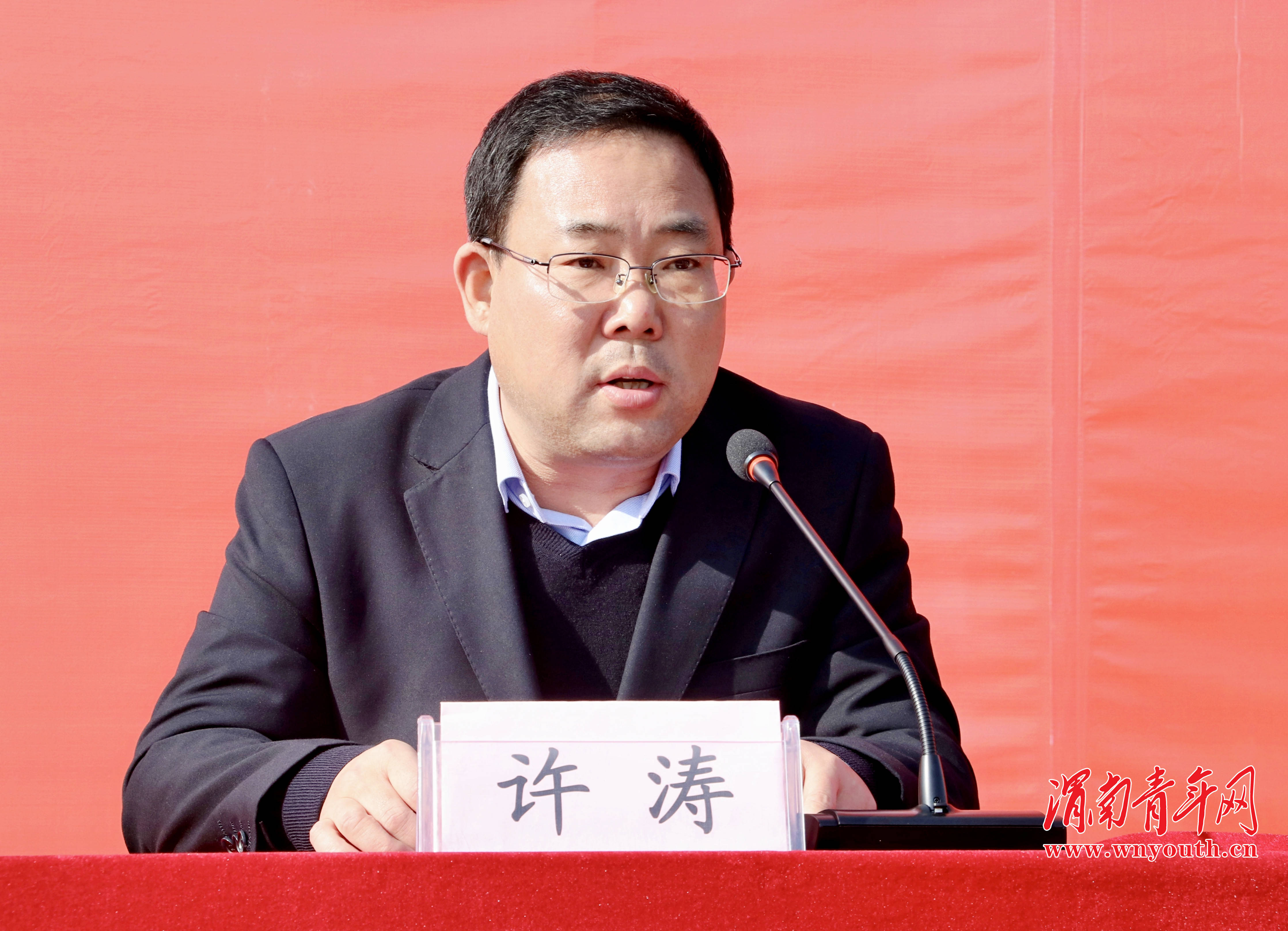 合阳县副县长,扶贫办主任许涛在回答记者关于合阳在脱贫攻坚方面取得