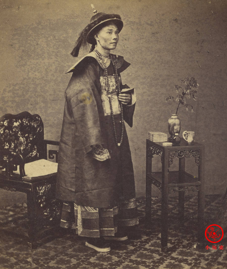 晚清广州老照片:瘦弱官员穿蟒袍戴眼镜,富贵家庭拍"全家福"