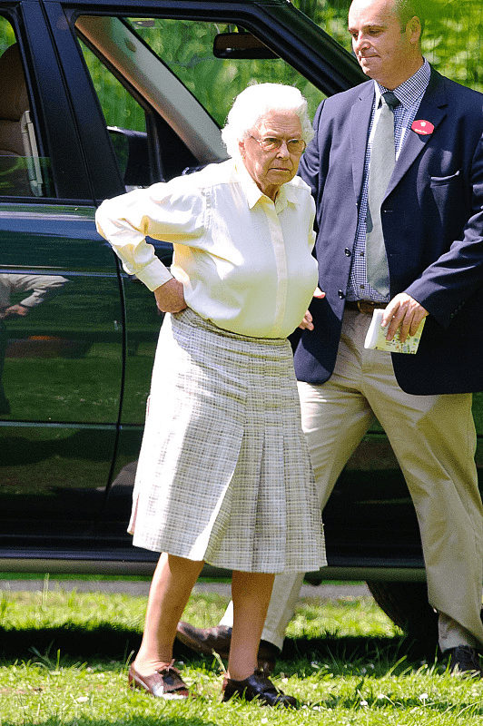 英国女王也有亲切模样,蓝色马甲配格纹裤,和普通老太太不差啥