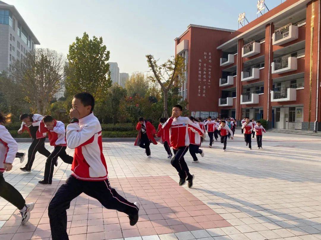 平安校园开封市集英中学举行消防应急疏散演练和消防安全培训