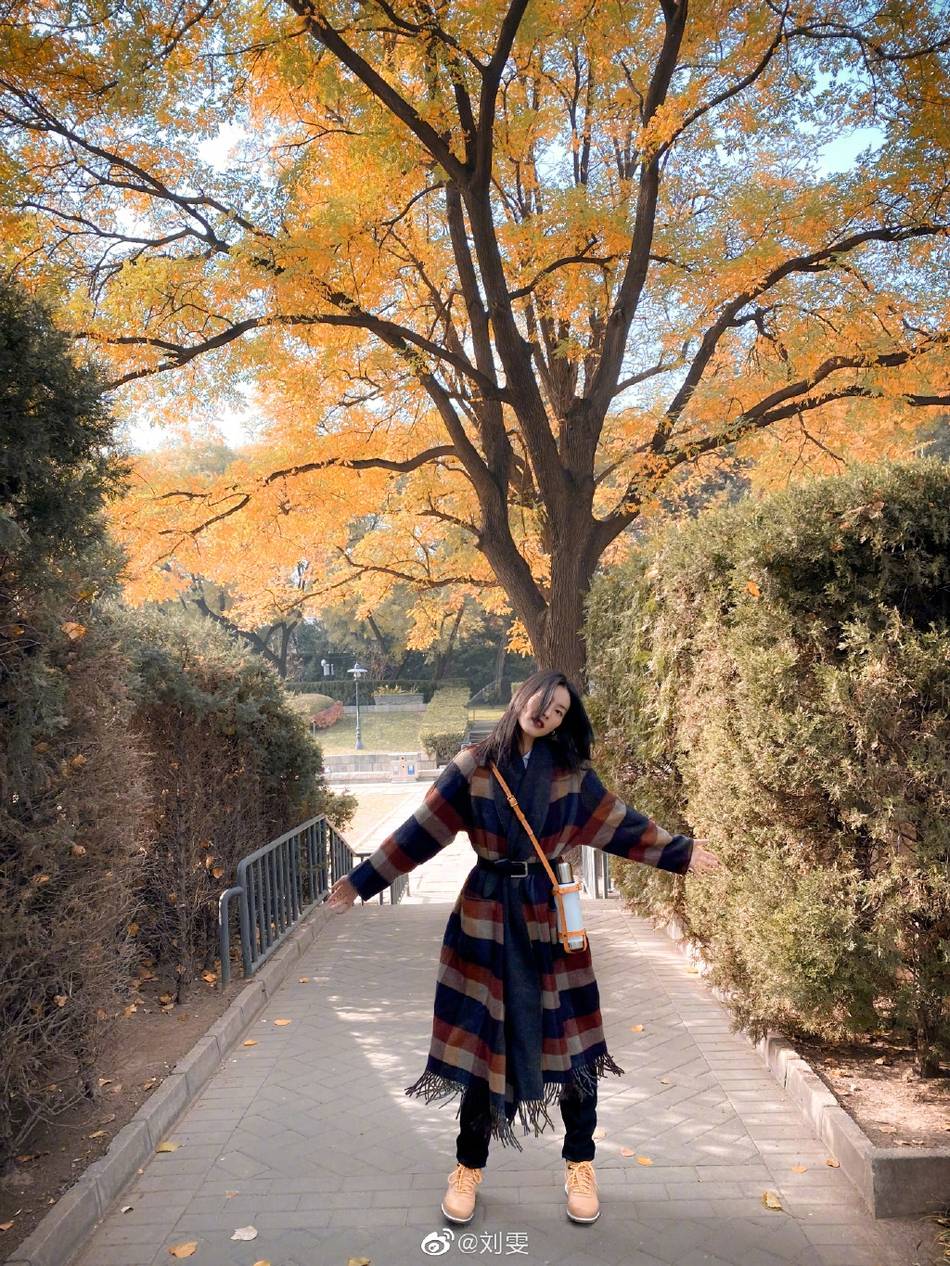 刘雯分享秋日出游照 穿格纹外套背水壶笑容灿烂