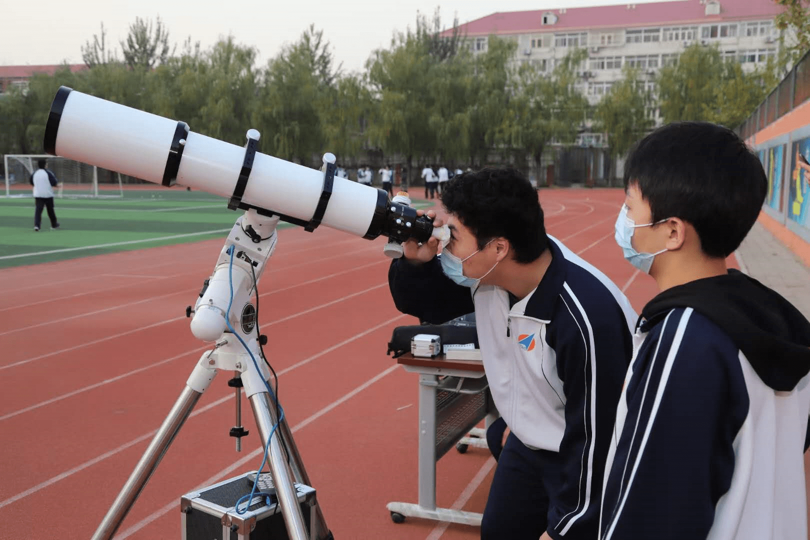 北京航天中学校服图片