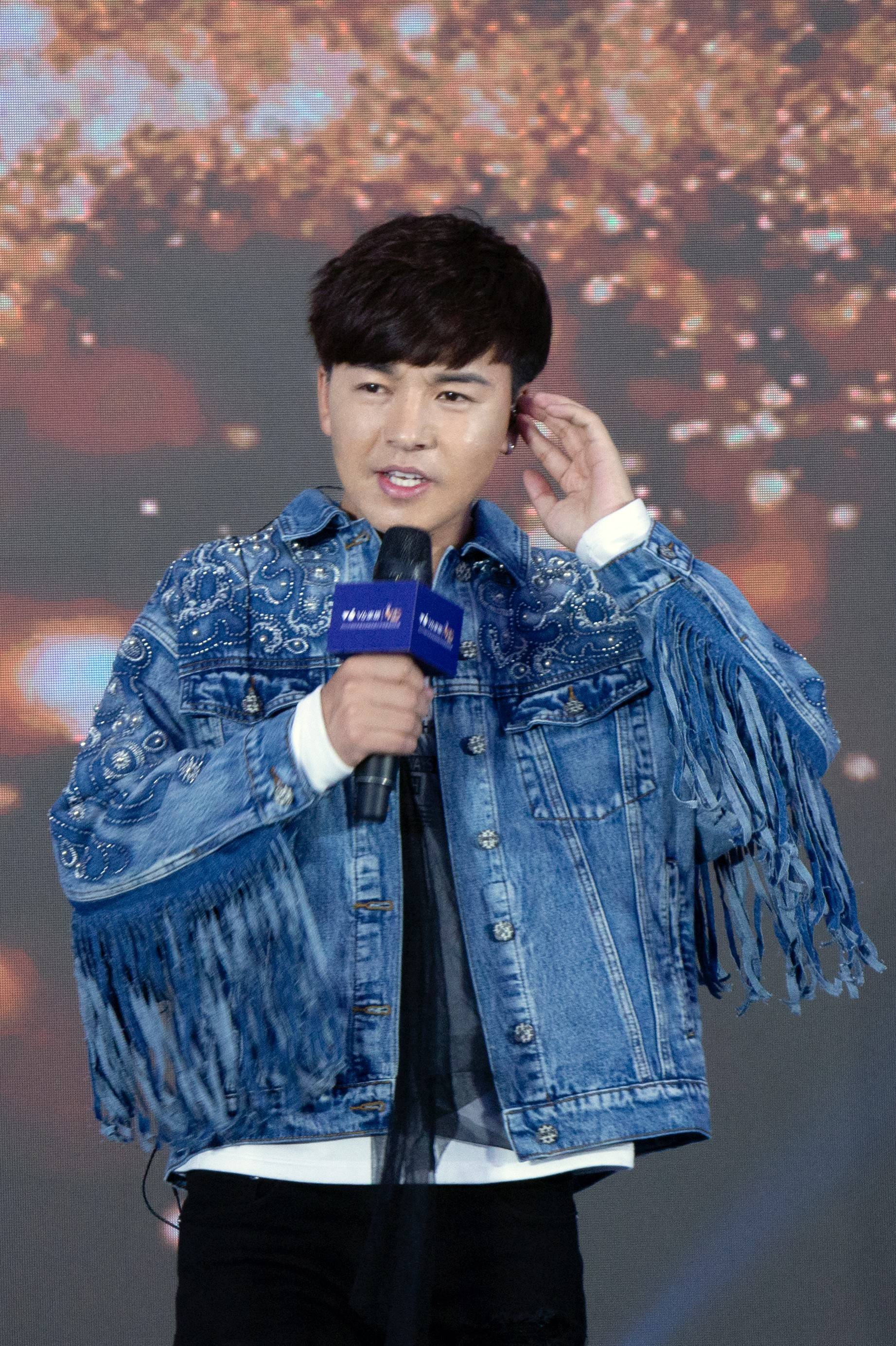 旦增尼玛空降苏州助力"好声音"海选 天籁唱响经典传递音乐之梦