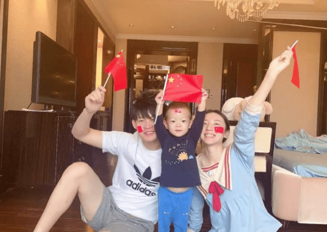 赵本山徒弟与网红直播赌输,老婆受罚给4人洗脚,对方表情很享受