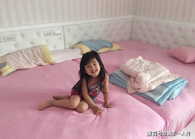 刘畊宏晒出自己的家,窗外密密麻麻是电线杆,有点浪费这套豪宅了_孩子