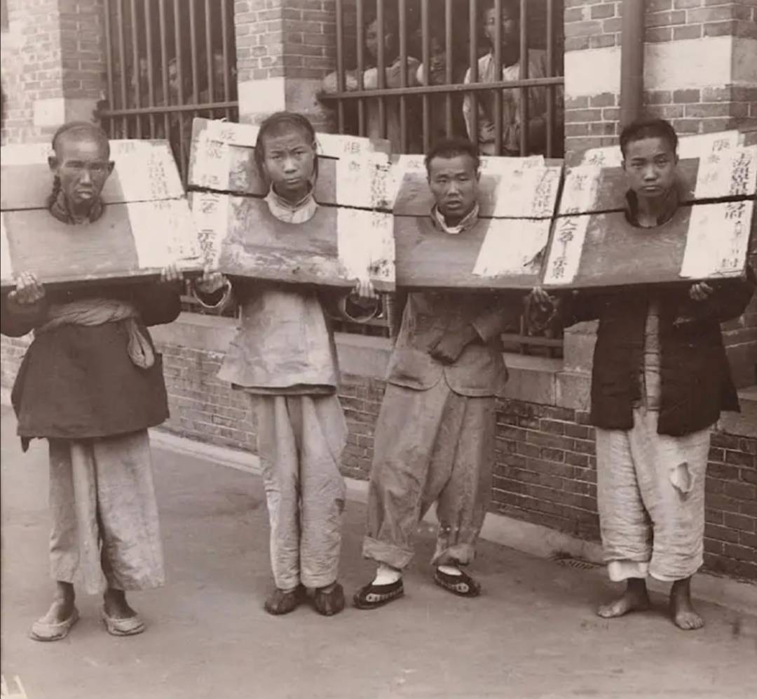 清末真实照片,新娘凤冠霞帔一脸娇羞,义和团战士在菜市场行刑_手机