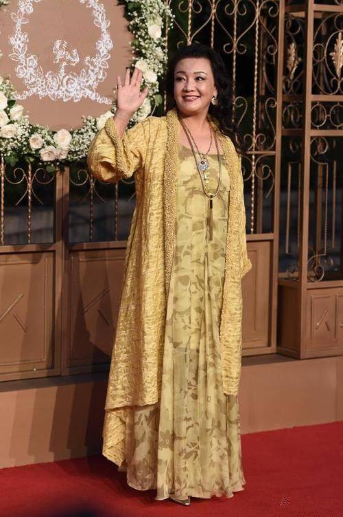 张兰接地气了蓝色t恤和凌乱的发型像极了普通老奶奶的形象