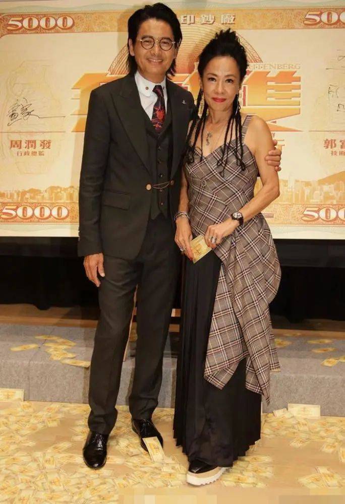 周润发老婆真不愧出身豪门,一袭紫色长裙,迟暮之年还如此优雅_陈荟莲