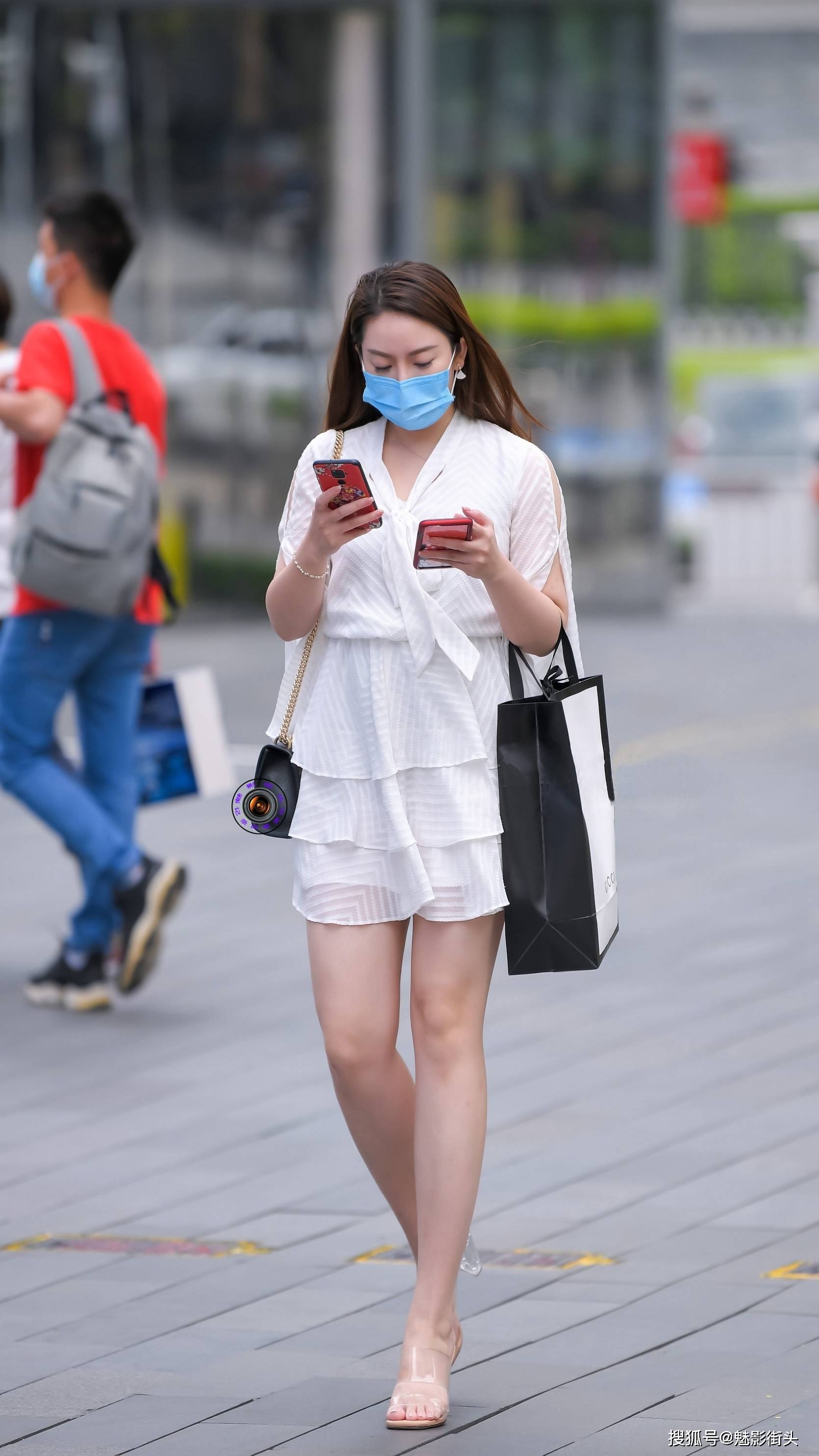初冬时节的南方城市风和日丽裙子依旧是漂亮女生的日常穿搭