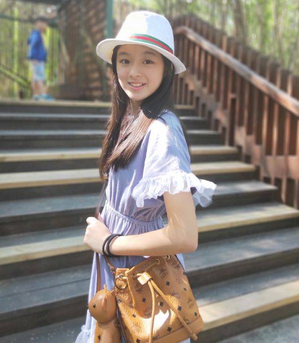 杨幂又签约新女星,13岁参剧无数,酷似赵丽颖被"禁整容"