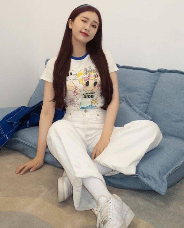 虞书欣"女团蹲"太撩了!感受她抬腿后的动作,才懂得直男的眼光