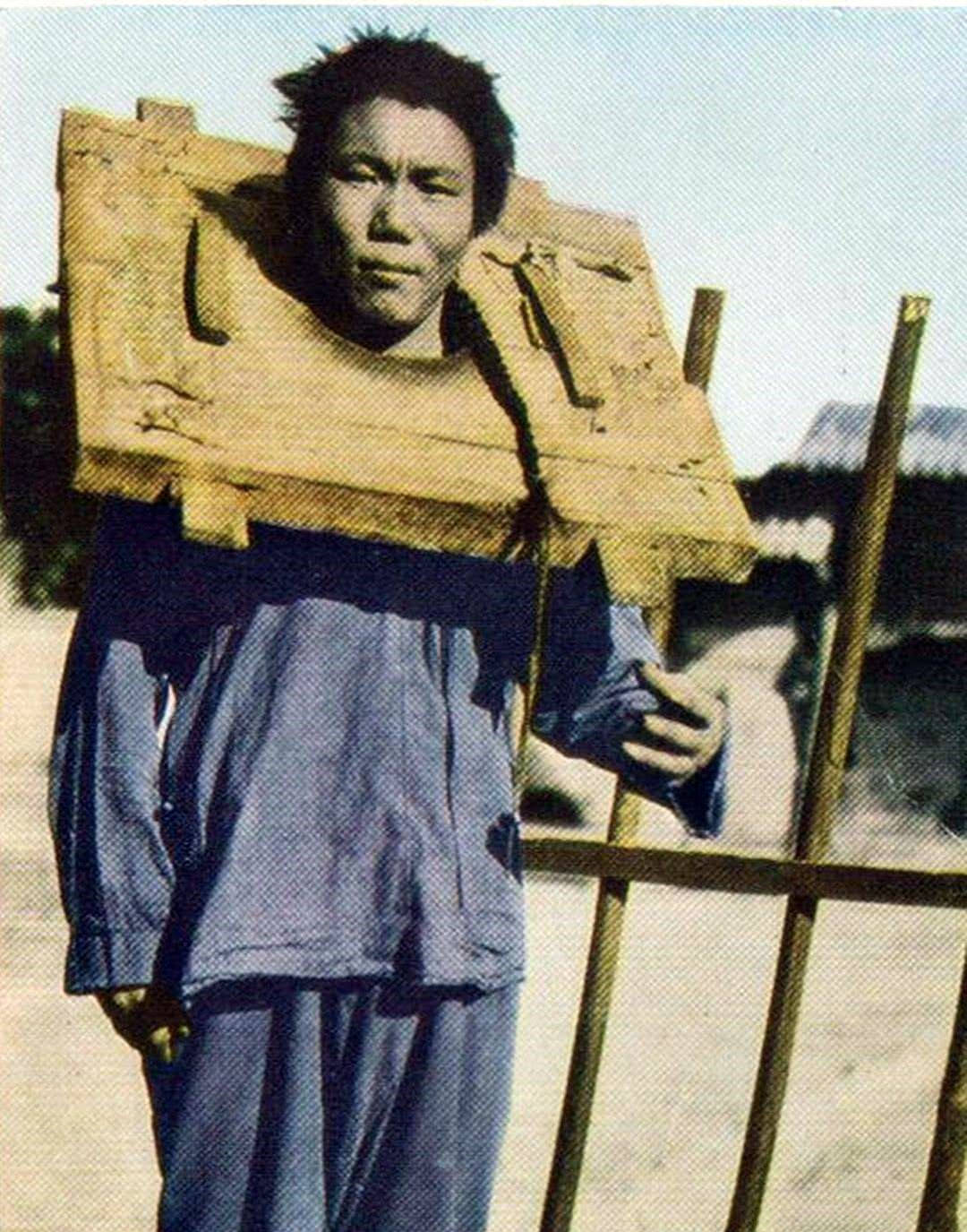 七十八岁贝勒爷瘫痪在床,却在宠妾怂恿下,命人毒打妻子三百棍