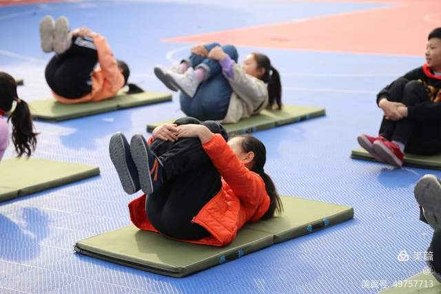 体育组邵淑芳老师为四年级学生上了一堂别开生面的公开课——《前滚翻