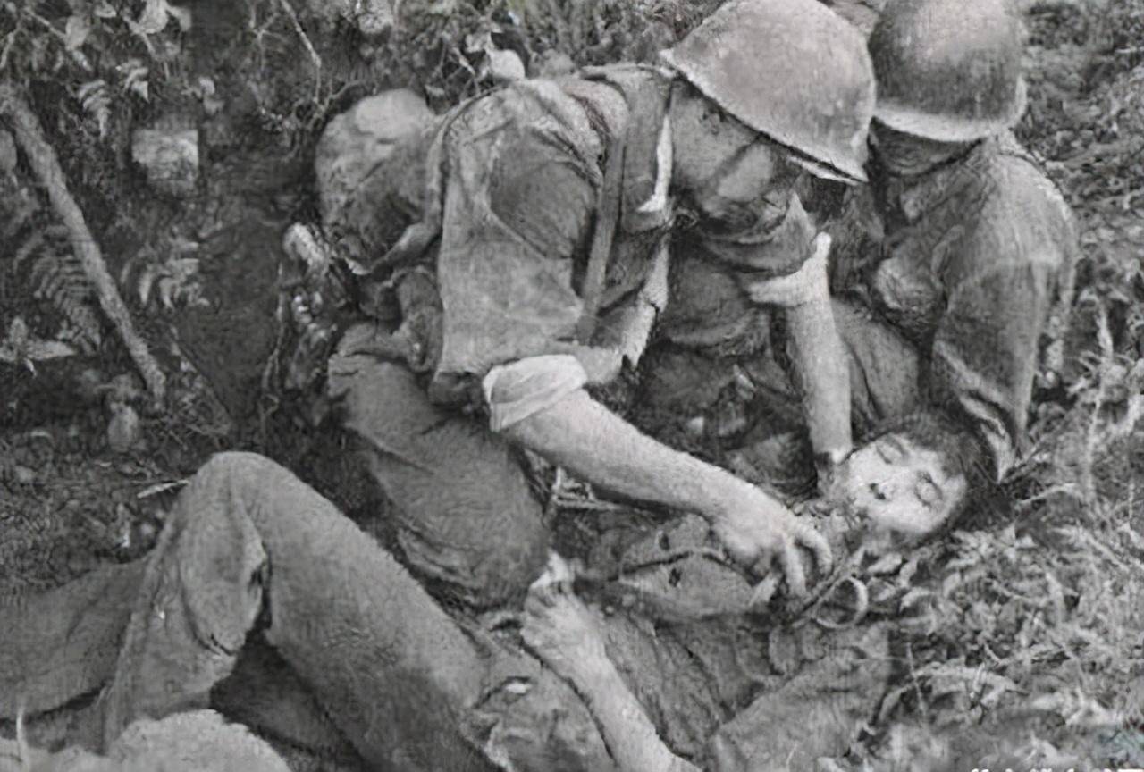 中国越战医疗兵传奇:拒绝带枪,一天内救47人,独自押送越南俘虏