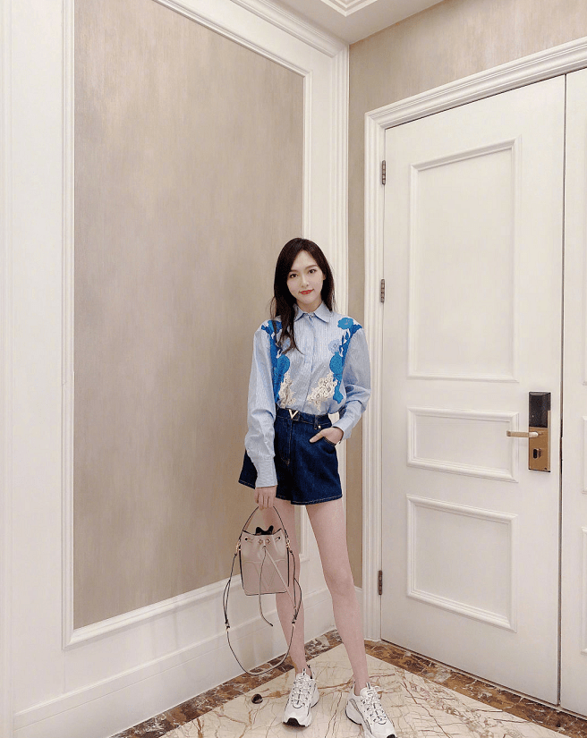 原创唐嫣私服穿搭知性又温柔,叠穿穿搭可盐可甜,每一套都看点满满