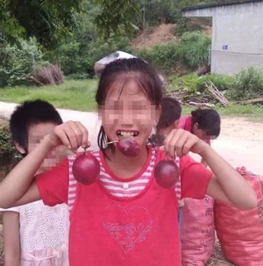 看到杨晓燕极力反抗,他用手掐其脖子致昏迷,随后将杨晓燕装入蛇皮口袋