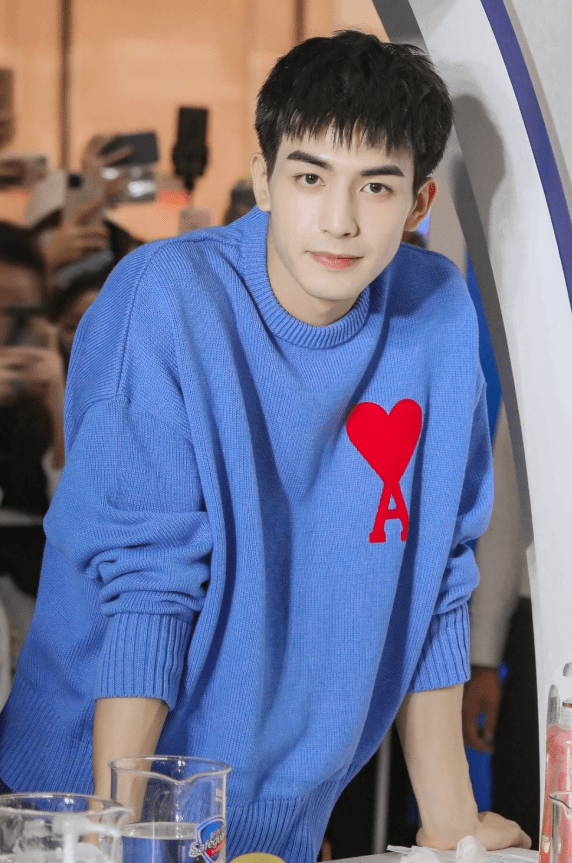 宋威龙活动生图上热搜,看到生图下的真实模样,这侧颜被吻过?