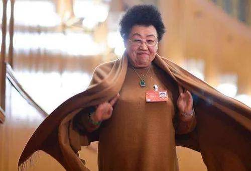 中国最会戴围巾的10个女人：董明珠气质、何超琼抢眼...冬天学着戴，准气质！