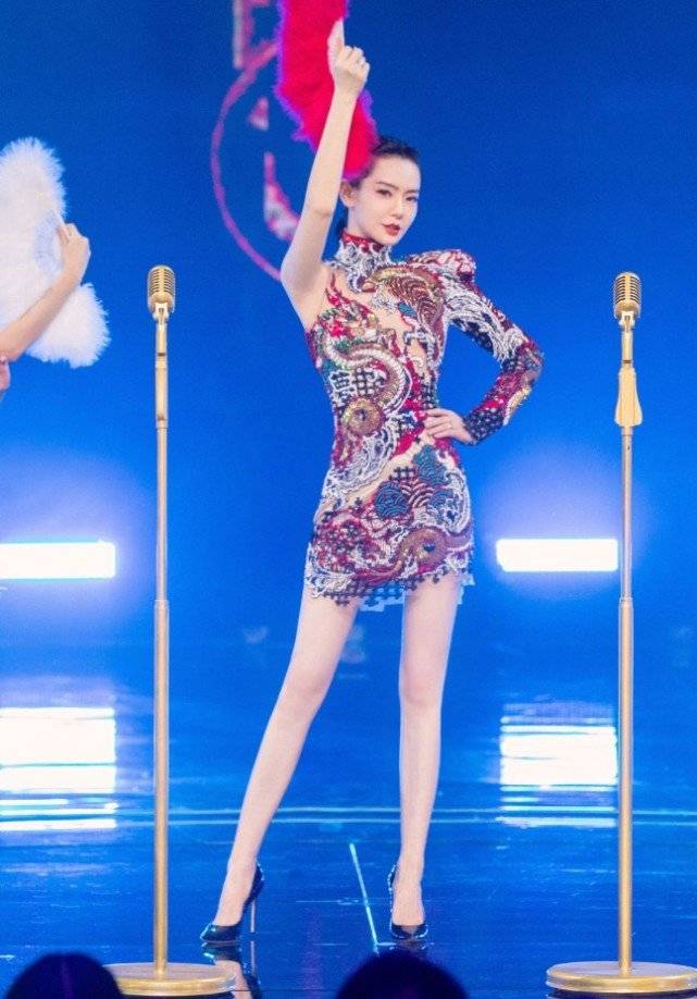 戚薇身材有多绝?当她挑战史上最薄的旗袍,秀出奶棒腿那刻无敌了