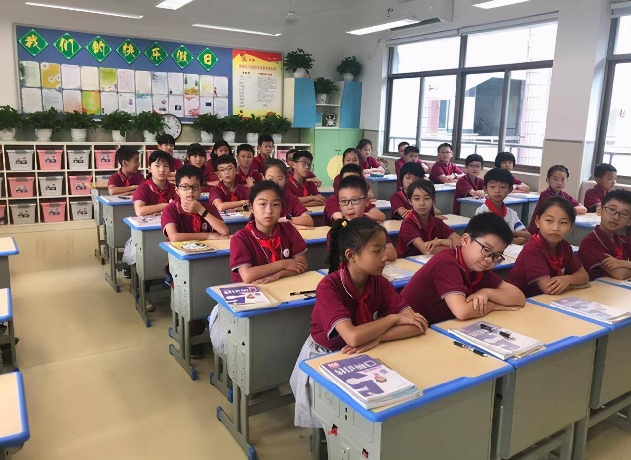 升降桌椅进教室推进品质健康教育