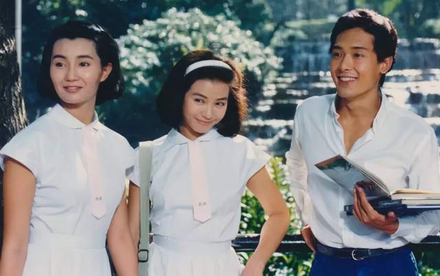 80-90年代香港一些地区将校服又改进了一番,校服款式逐渐增多,校服的