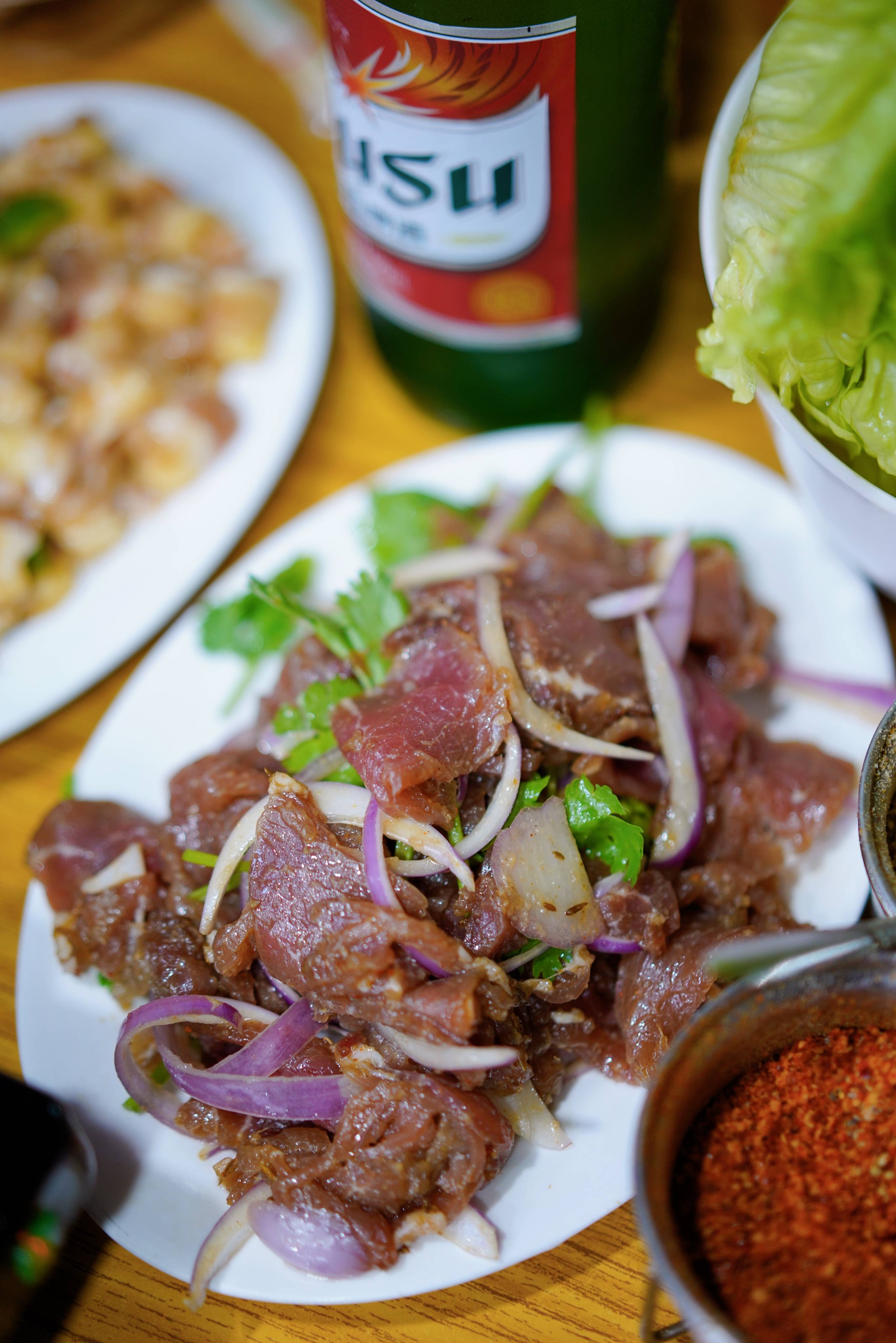 凭借酸菜五花肉火爆前埔城市学院一条街的东北烤肉,便宜又大碗