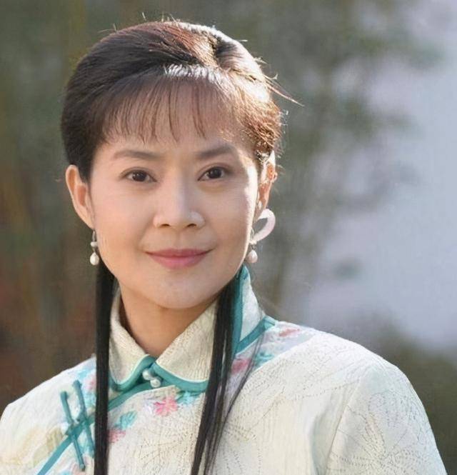 55岁婉君俞小凡近照,老公高大帅气,儿女没有遗传父母的好基因_琼瑶