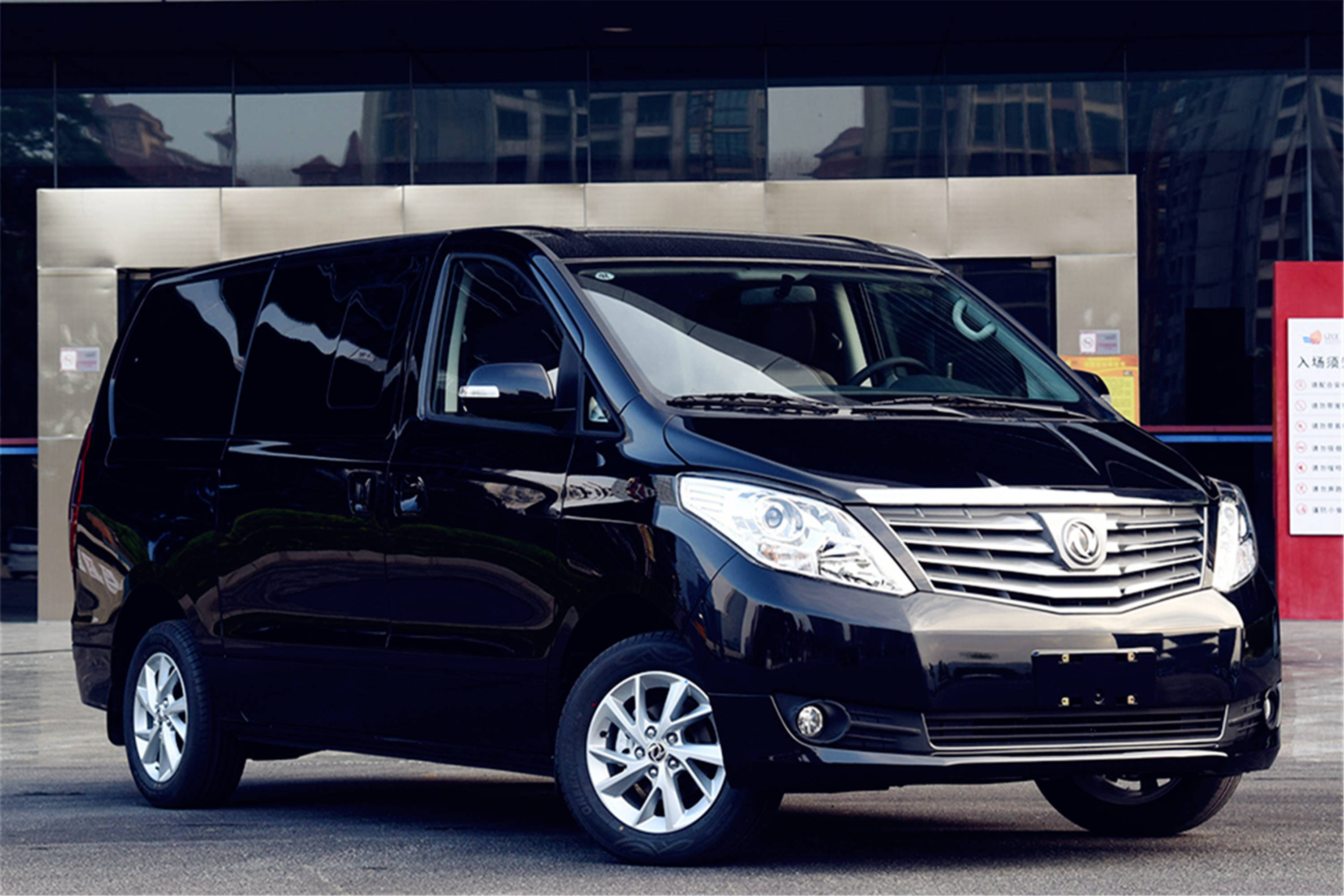 说起东风风行菱智,可以说这是国内最早一批以面包车出身的车型,以"大"