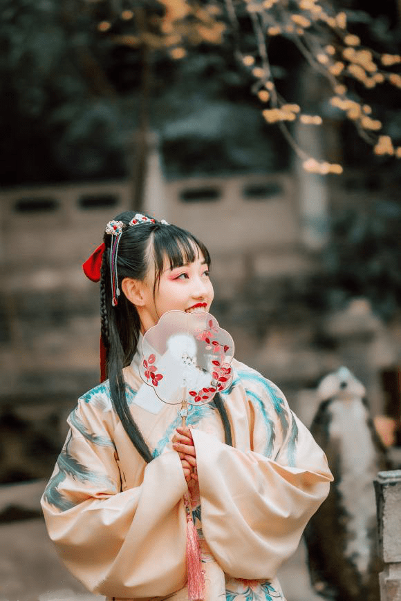 有"欲把西湖比西子,淡妆浓抹总相宜"的杭州.