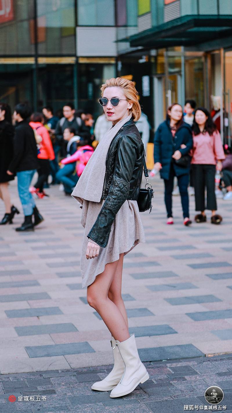 街拍:时尚达人们总是愿意独立思考,她们不会去模仿别人的穿搭