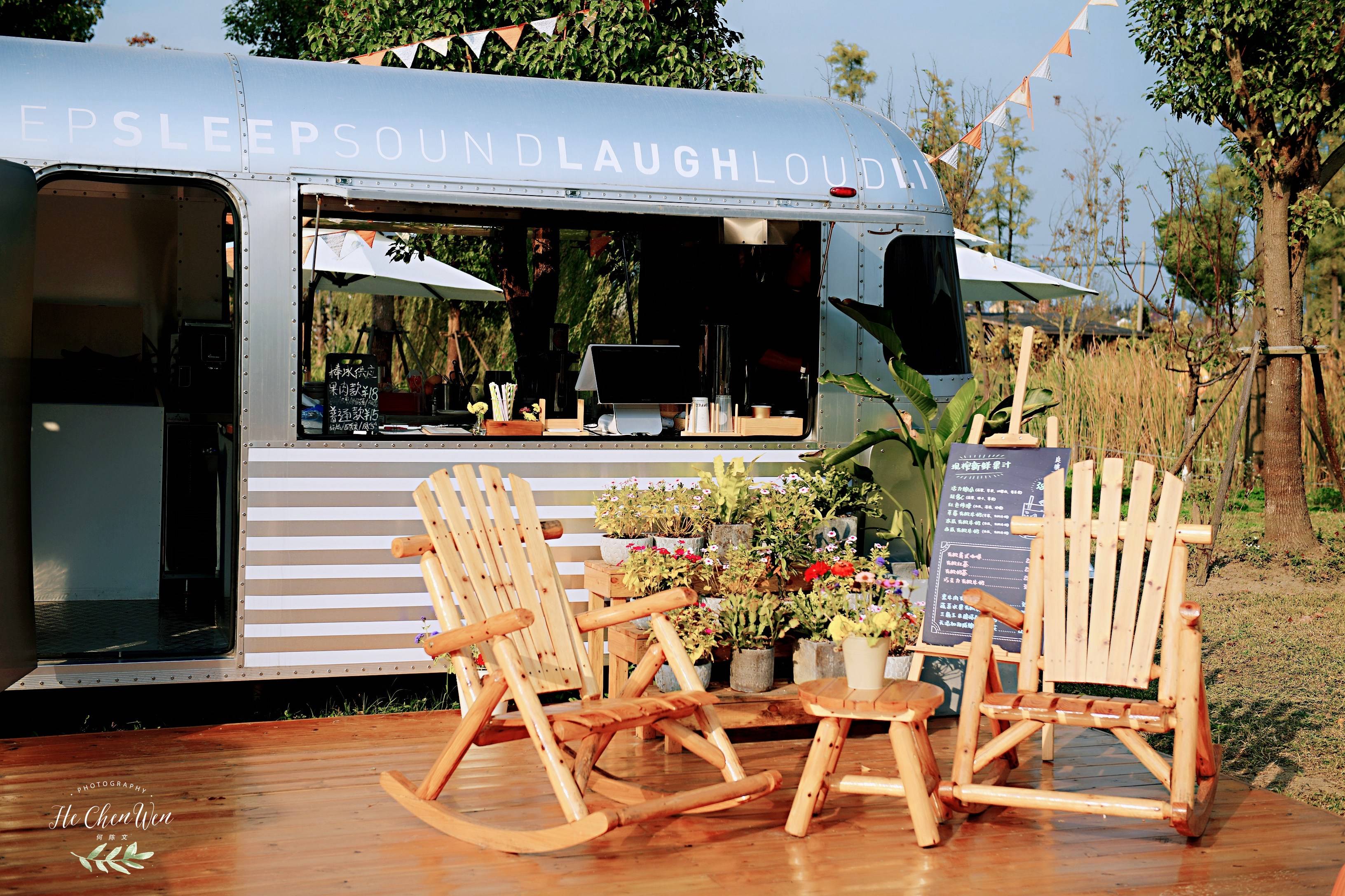 菜园的草地上还有部"良壤餐车",在这里可以享受西塘找不到的红可丽饼