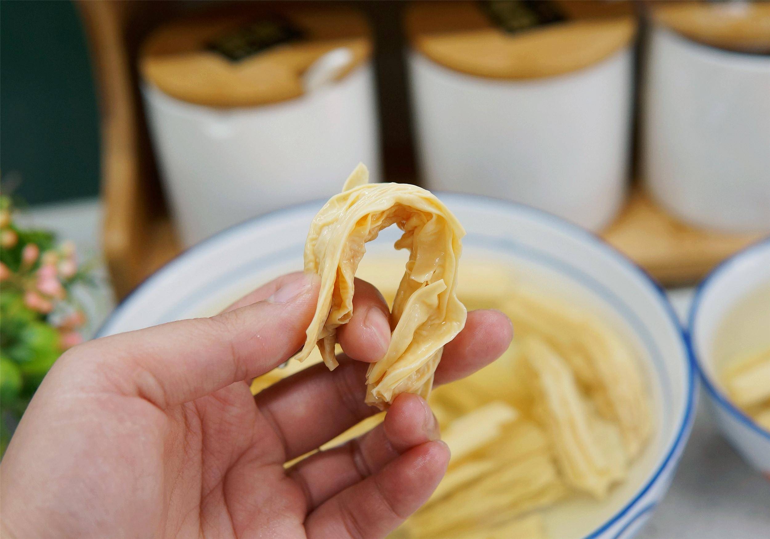 泡腐竹,别只会用清水,多加1样调料,时间省一半,有嚼劲不夹生