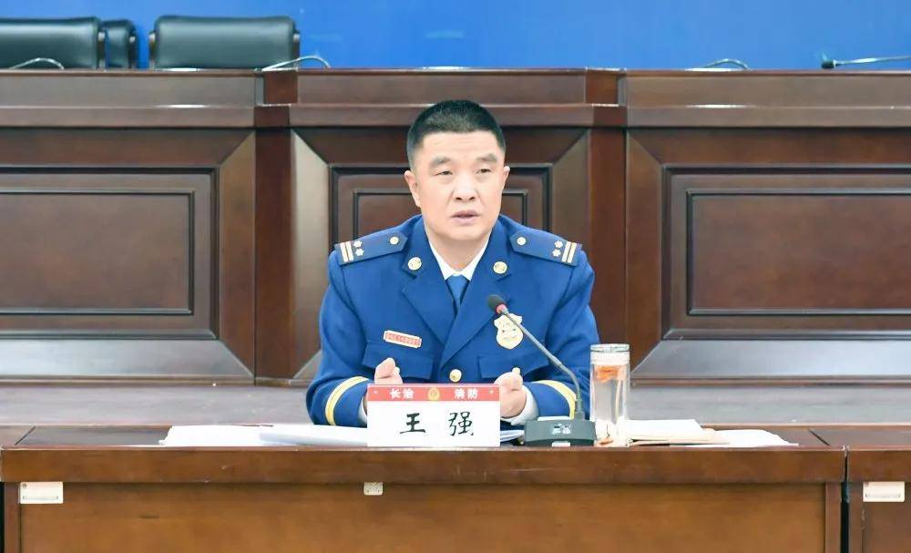 各大队大队长及法制员在支队六楼会议室参加会议,王强支队长出席会议