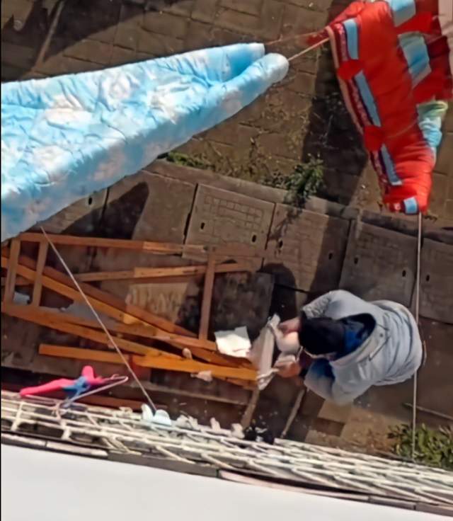 河南高校大学生偷女生内衣,全程"匍匐"操作,心理斗争明显