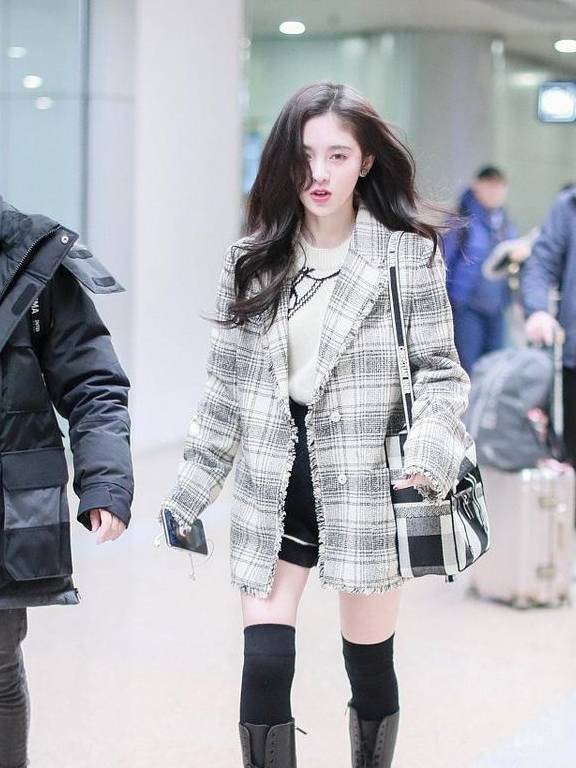 矮个子女生一定不要裸腿穿长靴,学鞠婧祎套双过膝袜,就知有多美