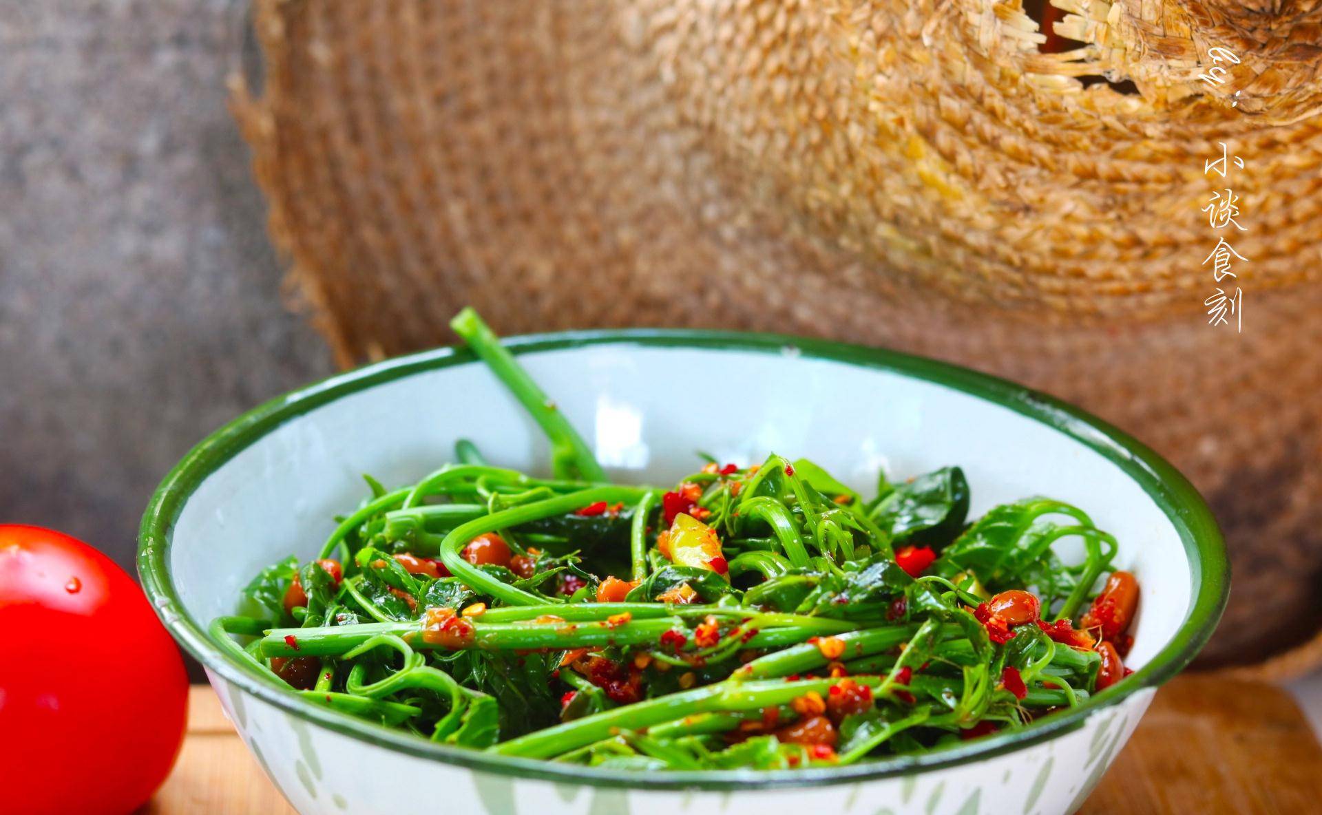 【凉拌树头菜】食材:树头菜一大把,皱皮辣椒2个,水豆豉3勺,蒜末;植物