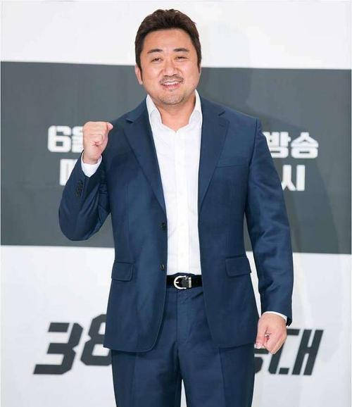 韩国"最强硬汉"马东锡,爱上小17岁健身女孩,如今怎样了