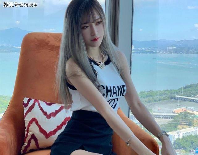 腐团儿cos海贼王娜美,"橘黄色"头发美出新高度,侧背微笑一刻爱了