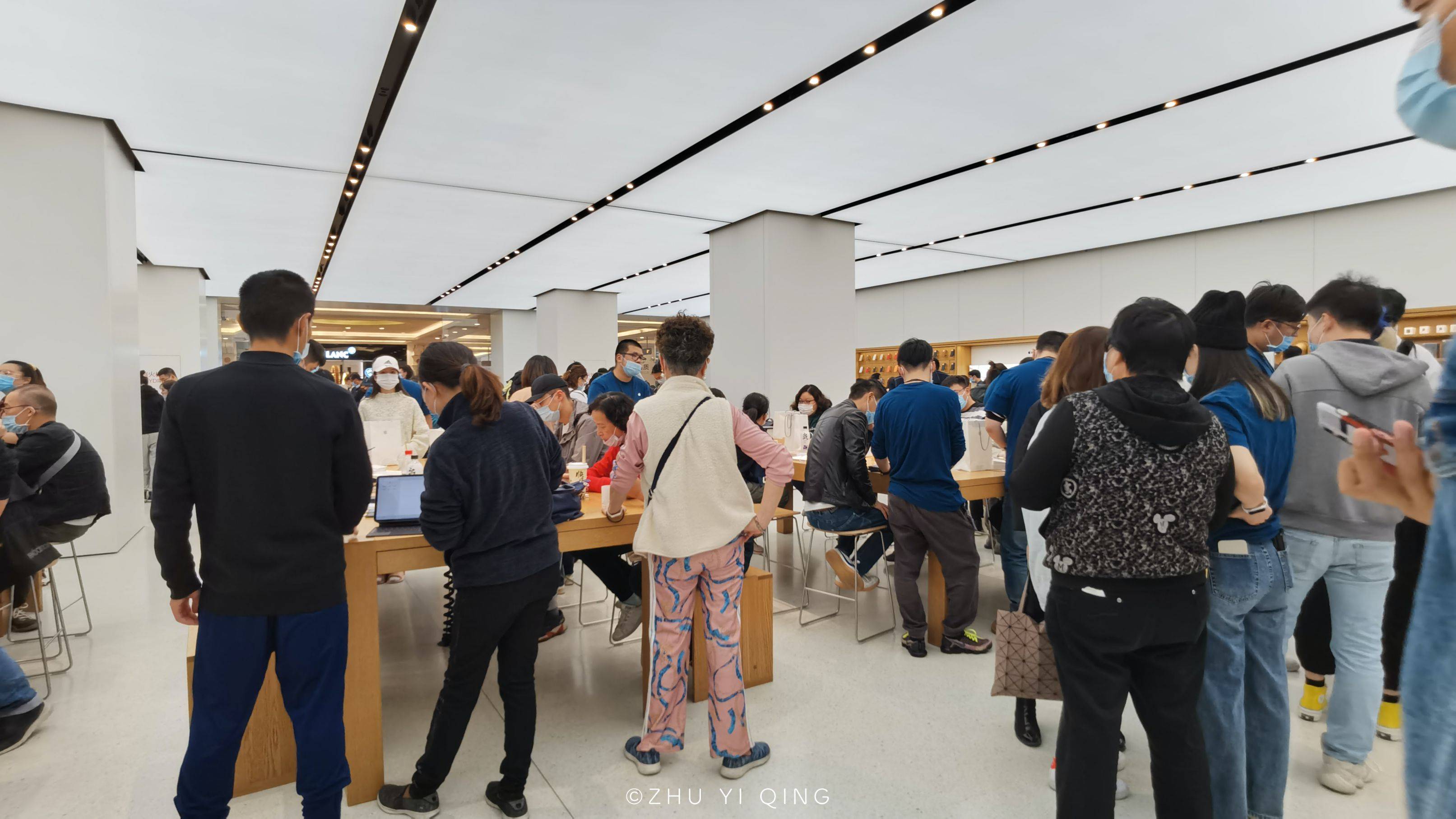 实拍上海苹果店盛况,iphone12开售2天人潮汹涌,进店购买要排队_手机