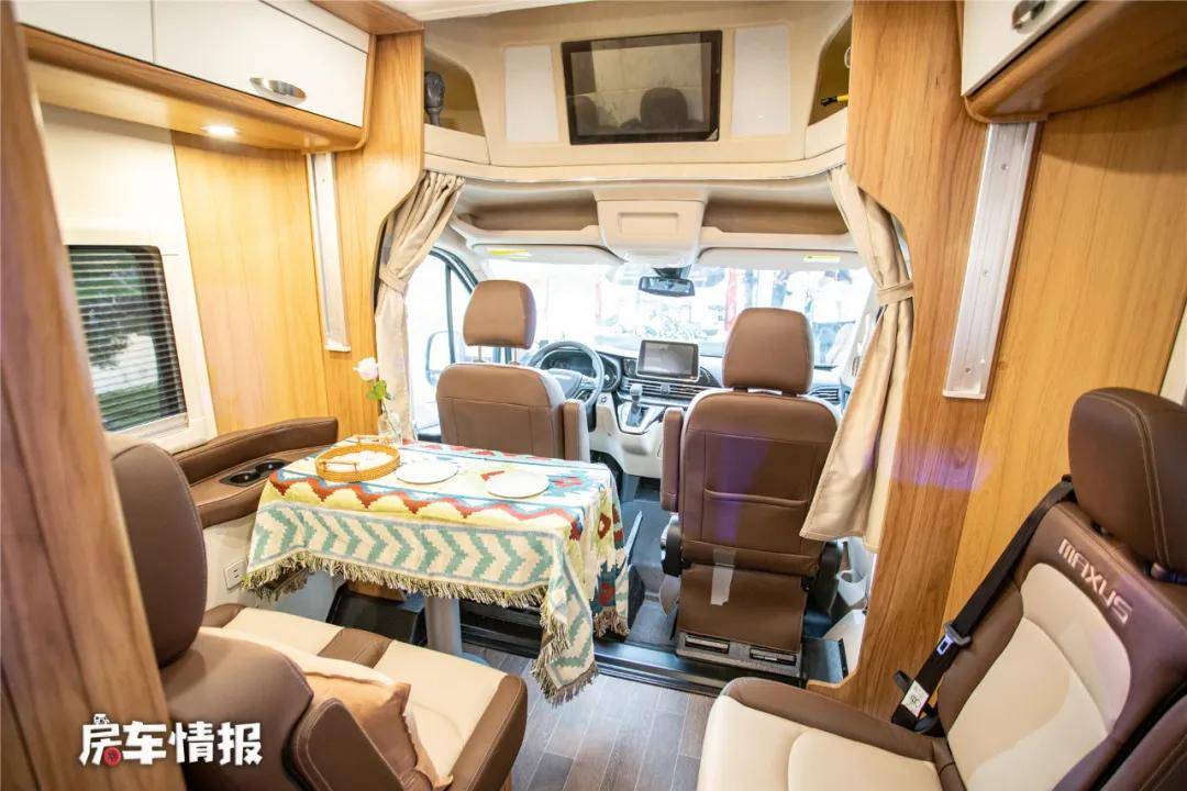 能住4人的大通v90房車,出廠自帶7度電,空調洗衣機全配齊