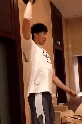 周琦没比赛第二天恢复训练,单手举哑铃 附文:我的球队!_手机搜狐网